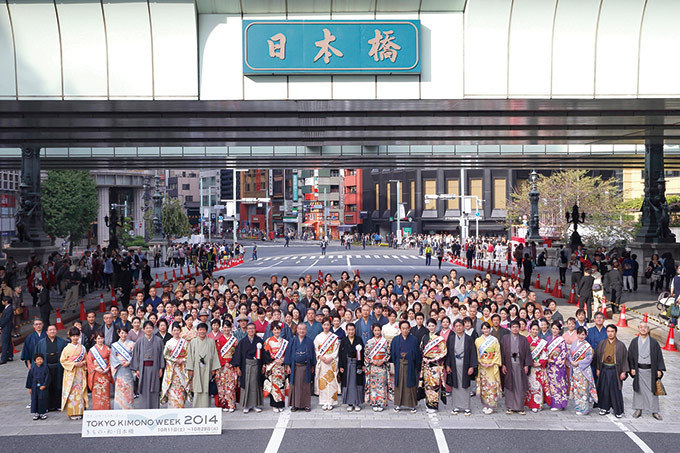 総勢200名の和服姿が日本橋を彩る「きもの大集合写真」- 各地の祭りを楽しむ「大江戸活粋パレード」も｜写真1