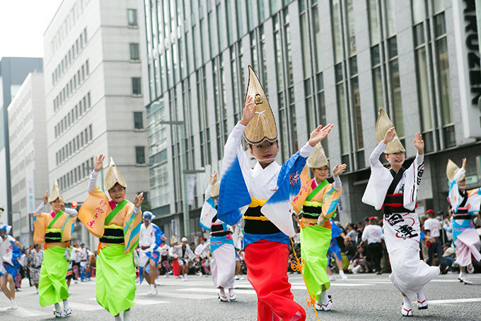 総勢200名の和服姿が日本橋を彩る「きもの大集合写真」- 各地の祭りを楽しむ「大江戸活粋パレード」も | 写真