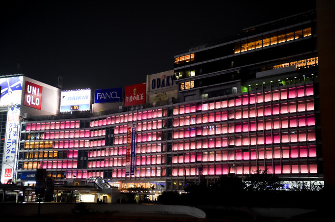 「新宿テラスシティ イルミネーション」新宿駅周辺を‟桜色”で染め上げる｜写真10