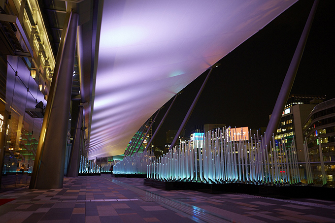 インスタレーション「Tokyo Colors. 2015」が東京駅・八重洲で開催、光と音で風を表現 | 写真