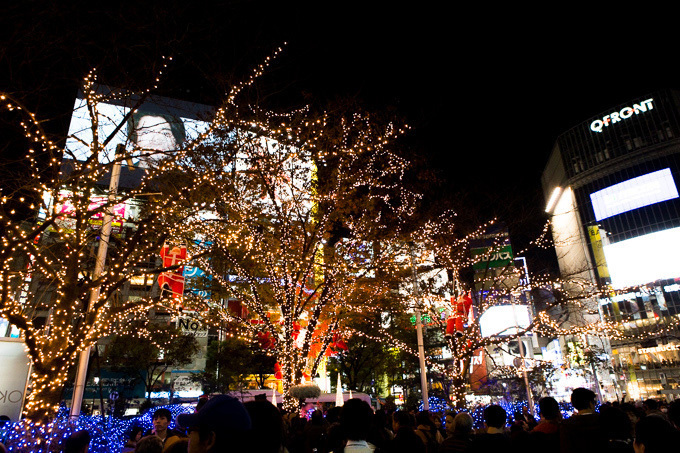 渋谷ハチ公前広場にイルミネーション！3万球のLEDでライトアップ「渋谷サンタフェスティバル」開催｜写真1