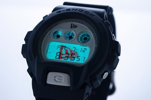 G-SHOCKとニューエラのコラボウォッチ - バックライトに描かれた