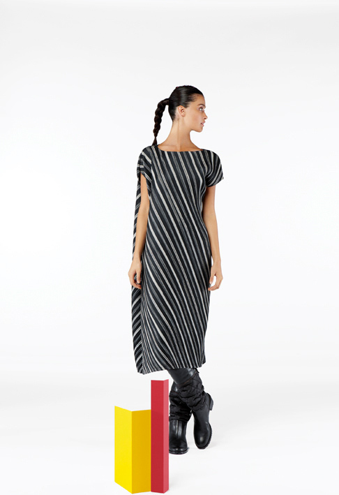 ルイス・バラガン建築のような鮮やかな色と柄で構成されたPLEATS PLEASE ISSEY MIYAKE AUTUMN WINTER 2011コレクション｜写真22