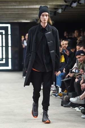 Y-3(ワイスリー) 2016-17年秋冬コレクション - 古典と反逆が交差する