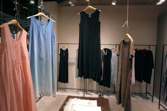 ヨーガンレール、一点物のドレス100枚を展示・販売 - 「100枚のドレス