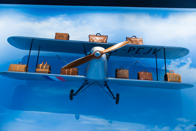 展覧会「旅するルイ・ヴィトン」の展示物、アーカイブバッグと飛行機のオブジェ