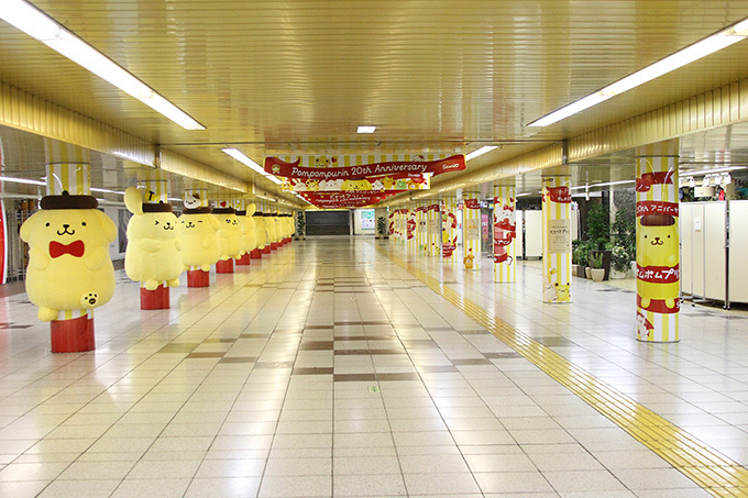 “だきつきプリン”新宿駅に登場 - ポムポムプリンがハグできる巨大ぬいぐるみに！｜写真7