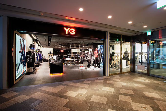 Y-3、表参道ヒルズに国内最大店舗 - トリプルブラックの「QASA HIGH」限定再販も | 写真