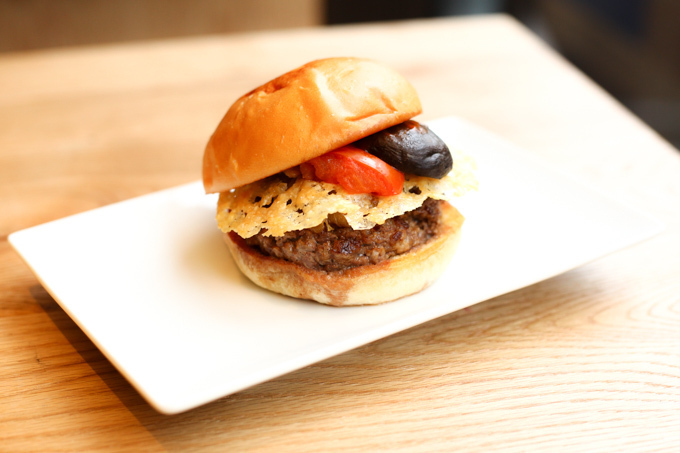 LA発「ウマミバーガー(UMAMI BURGER)」日本上陸、人気ハンバーガーが東京・青山に｜写真2