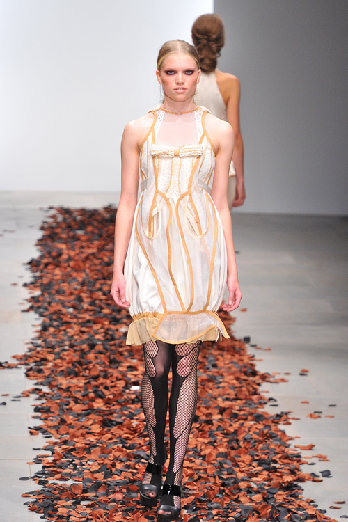 先行きのみえない恋模様を表現したボラ アクス(BORA AKSU) 2012年春夏コレクション - ファッションプレス