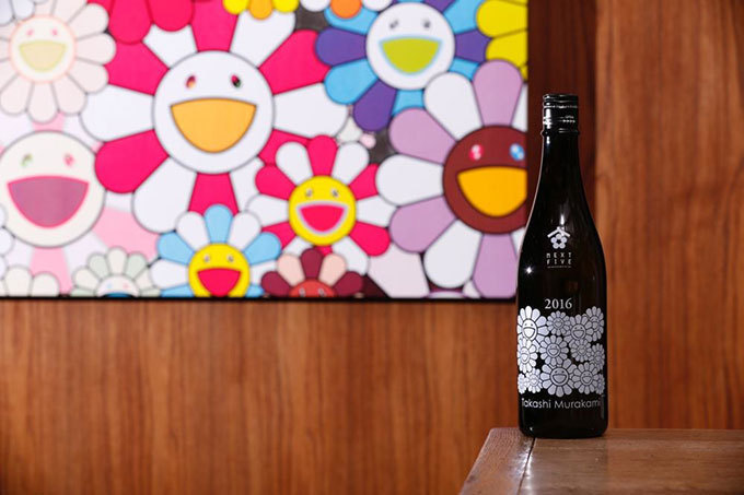 村上隆と秋田・酒造のコラボ日本酒 - 「お花」をあしらった陶器ボトル 