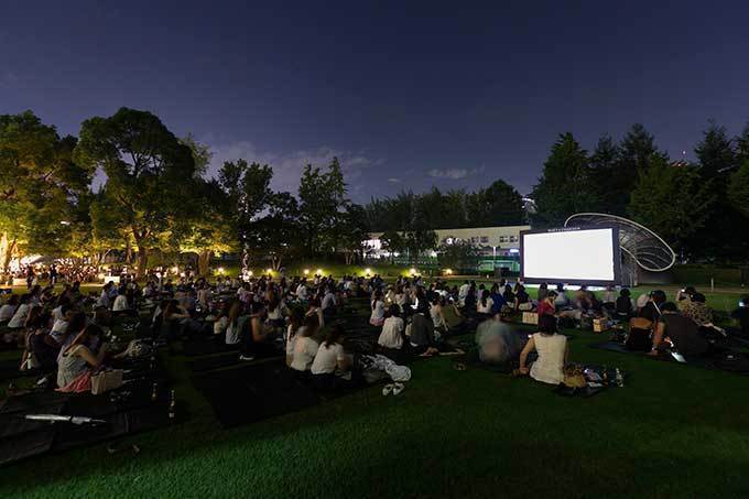東京ミッドタウンの リラックス パーク 16 芝生の上で映画やヨガを堪能 ファッションプレス