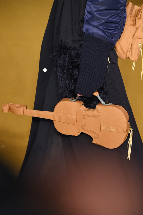 アンダーカバー16年秋冬、バイオリンやハチをモチーフにした新作バッグ