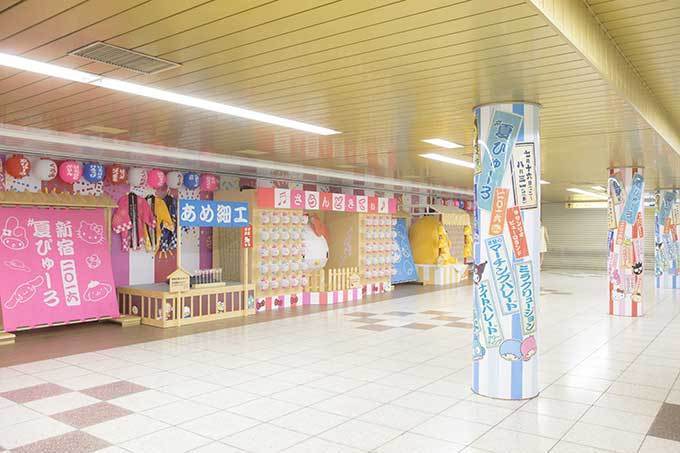 サンリオキャラが新宿駅をジャック「新宿 夏ぴゅーろ」ハローキティ提灯や巨大ぐでたまなどが登場｜写真4