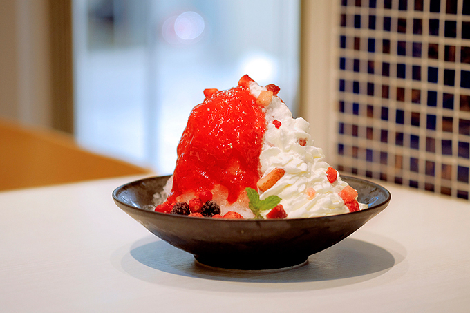 苺ショートかき氷 ブラザーズカフェ梅田オーパ店となんば店で 氷の中には練乳と果肉がたっぷり ファッションプレス