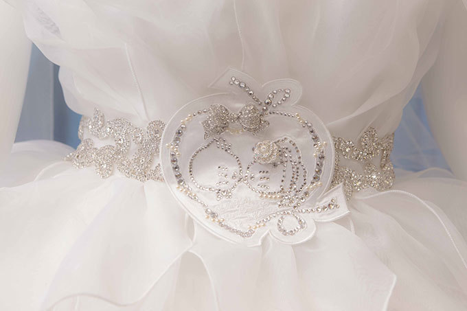 サンリオ 桂由美がコラボ ハローキティ刺繍入りウェディングドレスで挙式 ファッションプレス