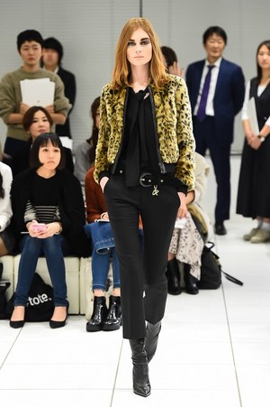 ユニクロ×カリーヌ・ロワトフェルド 16年秋冬、“女性の美しさを