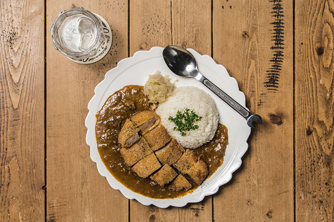 グロリアスチェーン カフェ、吉祥寺「肉山」とコラボしたハムカツカレーを1日30食限定で提供｜写真2