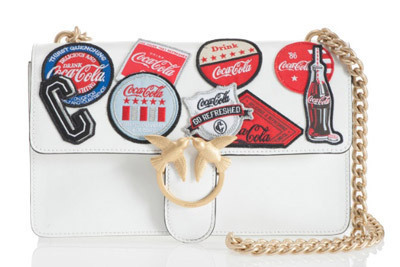 「コカ・コーラ」モチーフのワッペン付きバッグやレッドカラーのニット、PINKOから発売 - ファッションプレス