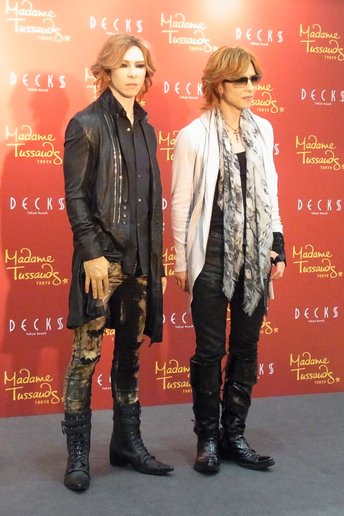 YOSHIKIが2人!? 本人が等身大フィギュアとご対面｜写真1