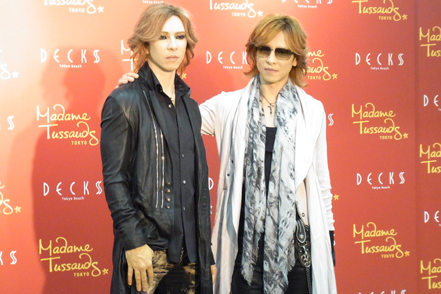 YOSHIKIが2人!? 本人が等身大フィギュアとご対面｜写真3