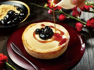 パブロからお正月限定「黒豆きなこチーズタルト」タルトの中に白玉入り