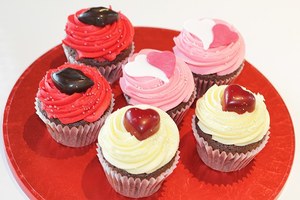 ロンドン発 ローラズ カップケーキ のバレンタインフレーバー 真っ赤なハートやリップのデザイン ファッションプレス