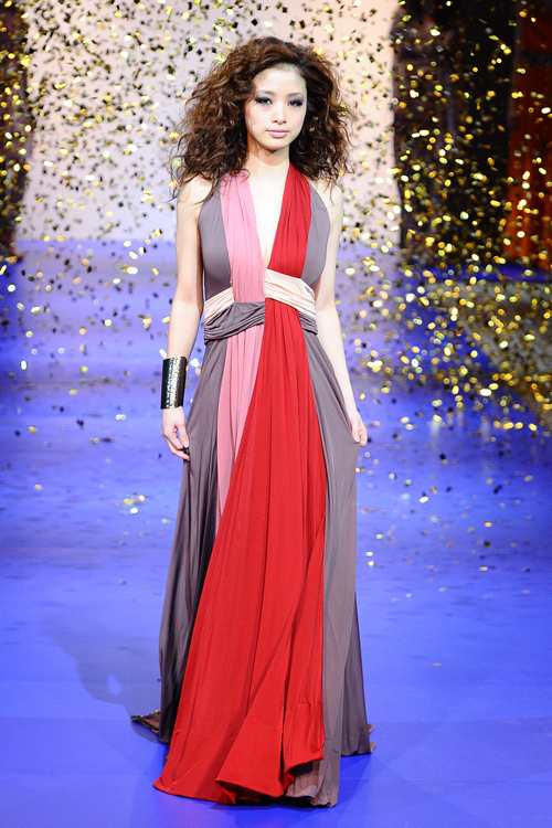 エスカーダのファッションショーに単独メゾンモデル初挑戦の上戸彩が登場 ファッションプレス