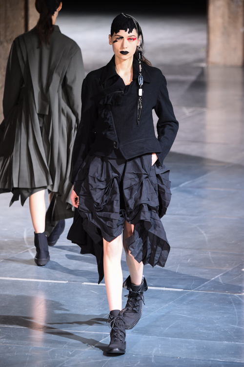 ヨウジヤマモト(Yohji Yamamoto) 2017-18年秋冬ウィメンズコレクション シルエット - 写真21