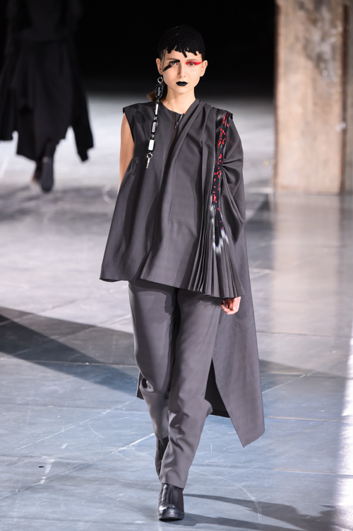 ヨウジヤマモト(Yohji Yamamoto) 2017-18年秋冬ウィメンズコレクション シルエット - 写真24