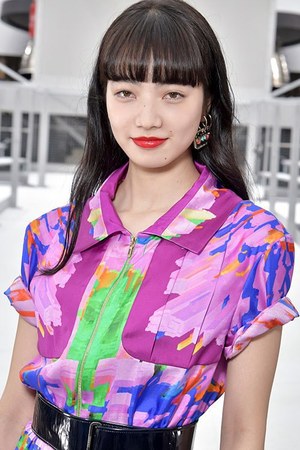 小松菜奈 中条あやみ シャネルを着用 17年秋冬ショーでのファッションスタイルを紹介 ファッションプレス