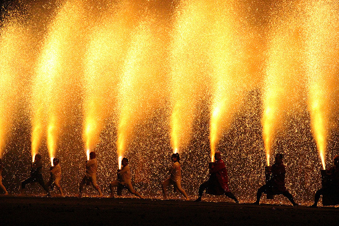 火の粉吹き上がる大迫力の 手筒花火 を鑑賞 ららぽーと豊洲で一夜限りのイベント開催 ファッションプレス