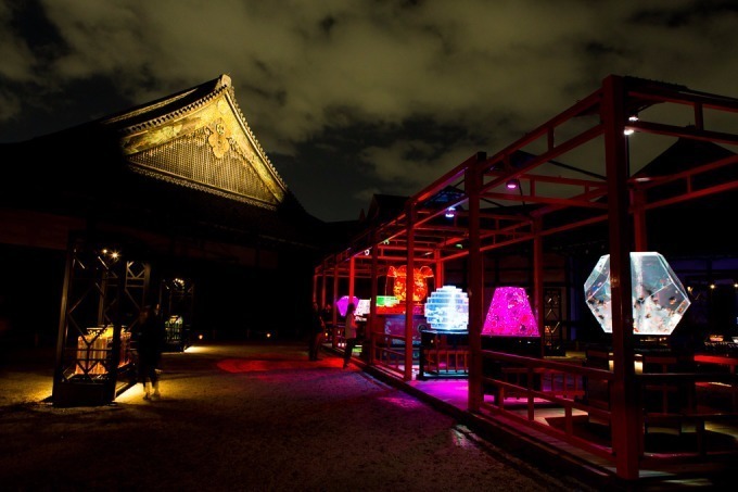 アートアクアリウム城～京都・金魚の舞～二条城にて、花魁モチーフの絢爛なアートを地酒片手に城の庭で｜写真1