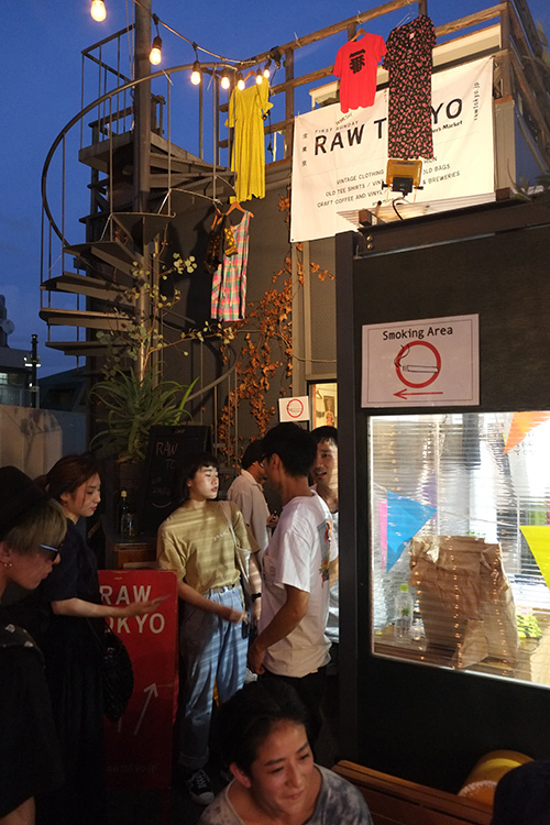 「RAW TOKYO NIGHT MARKET」表参道・COMMUNE 2ndで、古着とビールと音楽｜写真2