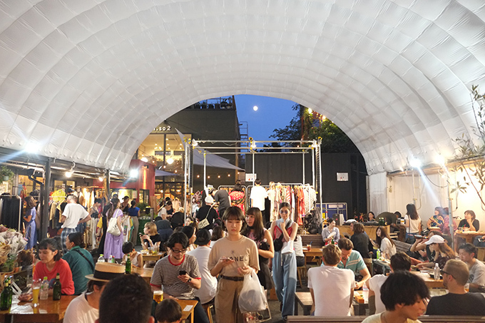 「RAW TOKYO NIGHT MARKET」表参道・COMMUNE 2ndで、古着とビールと音楽｜写真5