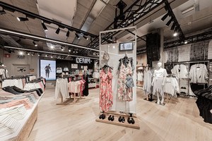 ベルシュカ Bershka 渋谷店がリニューアル オンラインストアも日本初オープン ファッションプレス