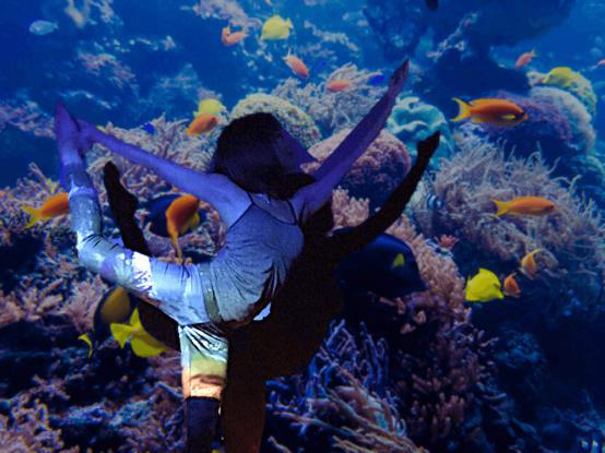 渋谷で「マーメイドヨガ」人魚のようにリラックス、熱帯魚が泳ぎ回るプロジェクションマッピング | 写真