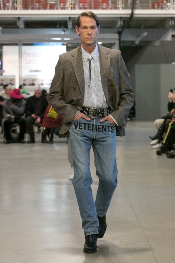 ヴェトモン(VETEMENTS) 2017-18年秋冬ウィメンズ&メンズコレクション  - 写真25