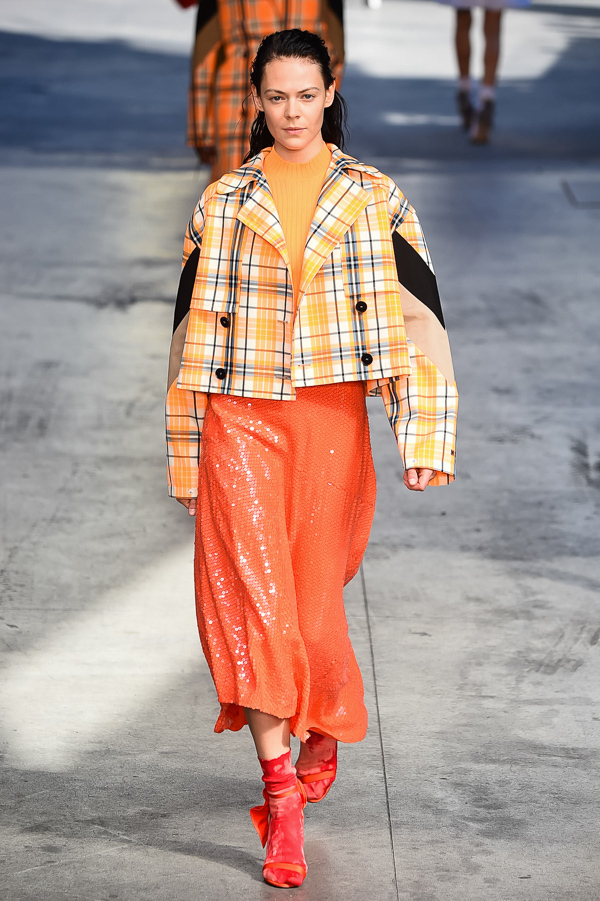 オレンジのマキシスカートを使ったコーディネート ファッションプレス