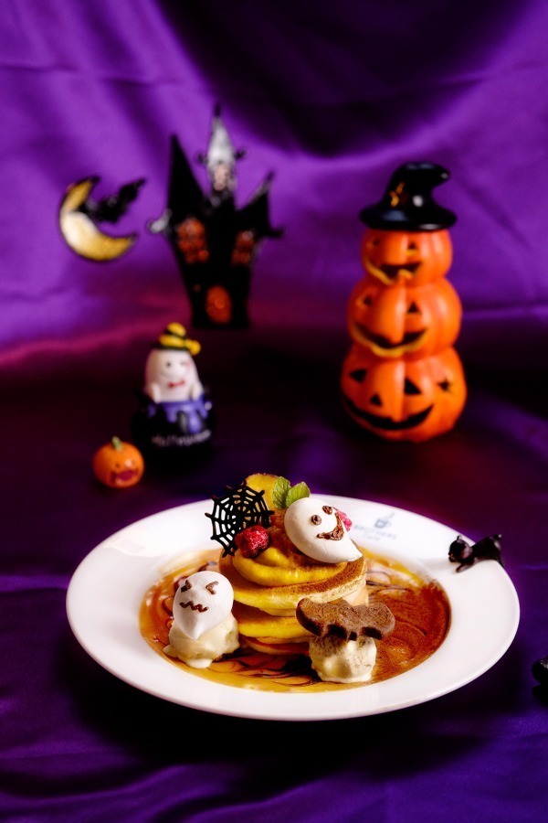 大阪・ブラザーズカフェのハロウィン限定パンケーキ、クモの巣チョコやメレンゲおばけをトッピング｜写真1