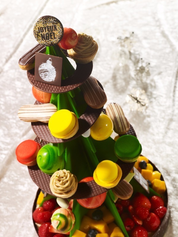 品川プリンスホテルのクリスマスケーキ ミニタルトやエクレアを飾り付けたツリー型のケーキ ファッションプレス