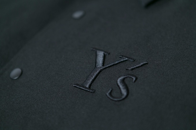 Y’s×ニューエラ、漆黒の新作4型 - “ロゴを隠す”ニット帽や刺繍ロゴを配したコーチジャケットなど｜写真11