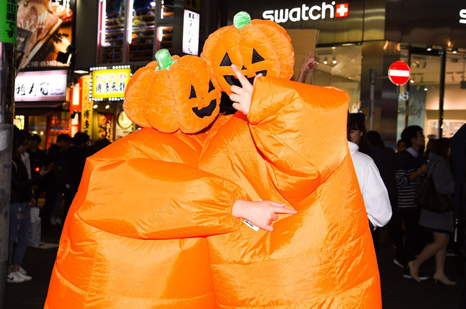 ハロウィン仮装スナップ 2017 - 夜の渋谷を徘徊するスパイダーマンやマリオ、アラレちゃん｜写真13