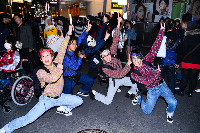 ハロウィン仮装スナップ 2017 - 夜の渋谷を徘徊するスパイダーマンやマリオ、アラレちゃん｜写真35