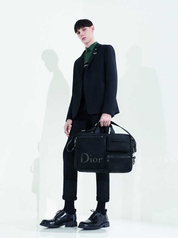 ディオール オムの新作バッグ - 黒地のナイロンキャンバス製バック