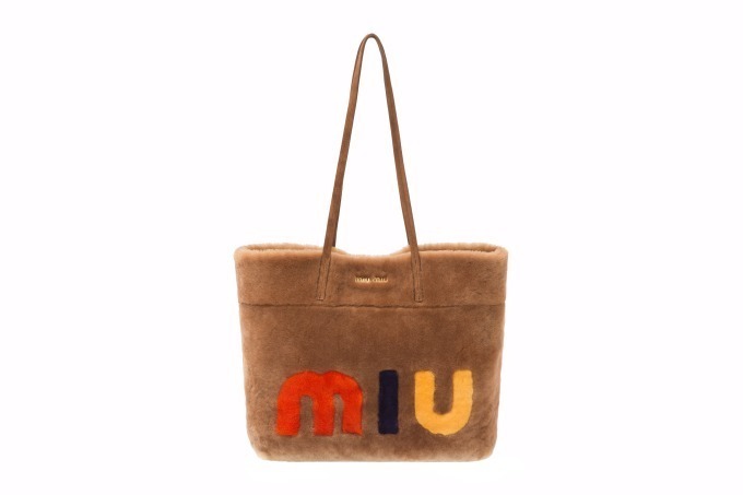 ミュウミュウの新作バッグ「モントーネレター」、ロゴを大胆に配置した
