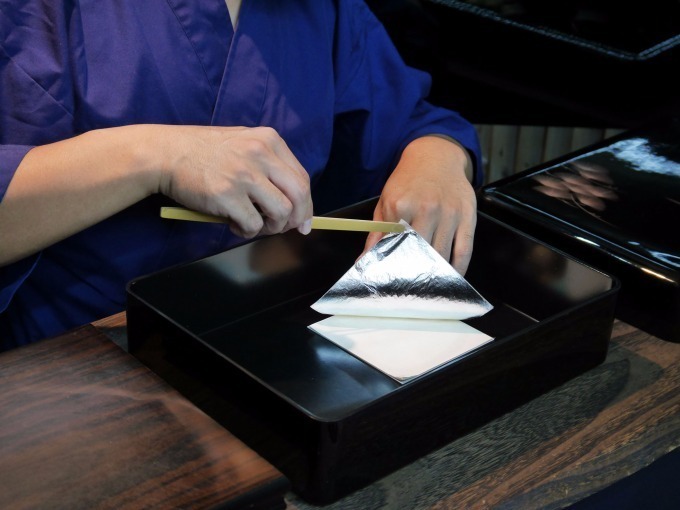 日本唯一の金銀箔専門カフェ＆土産店「箔匠 きんとぎん」銀閣寺参道にオープン｜写真5