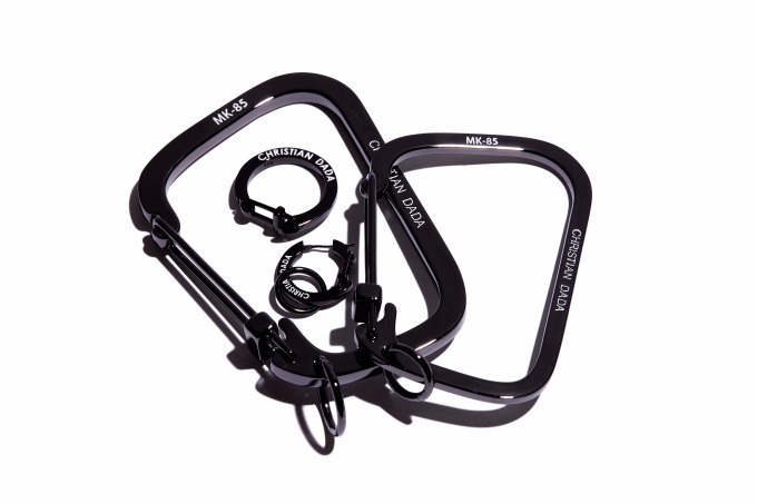 CARABINER HOOK BRACELET 34,000円+税、RING 24,000円+税、EARRING 16,000円+税 カラー：ブラック