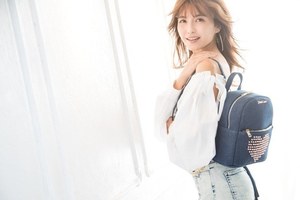 ドレスキャンプ×AAAの宇野実彩子、ハートスタッズ＆ファーのバッグを ...