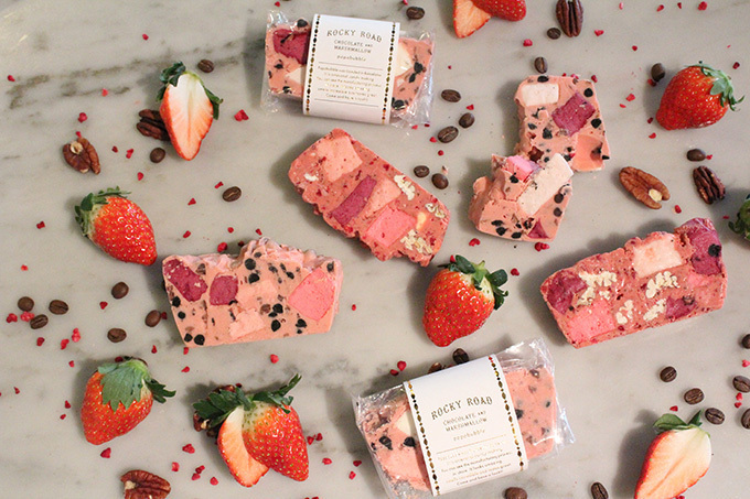 パパブブレのバレンタイン 唇ロリポップ イチゴやマシュマロが入りピンクのチョコ菓子 ファッションプレス
